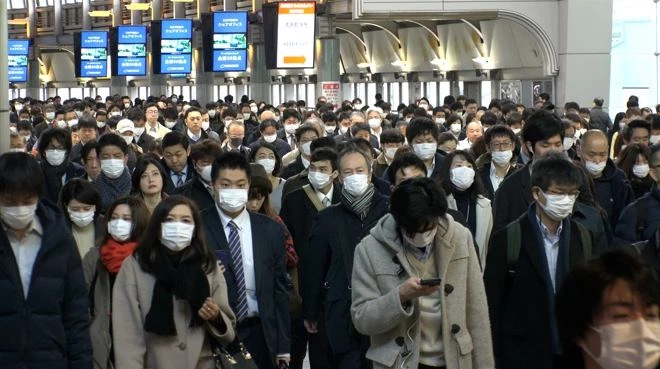 일본 도쿄 시나가와역에 출근하는 시민들이 쏟아져 나오고 있다. / streetVJ