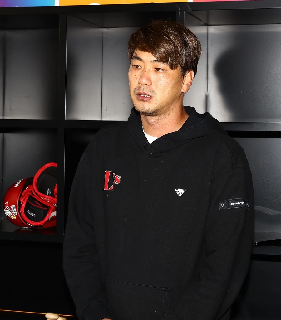 김광현이 1일 오후 인천 미추홀구 인천SSG랜더스필드 더그아웃에서 WBC 음주 파문 관련 입장을 밝히고 있다.
