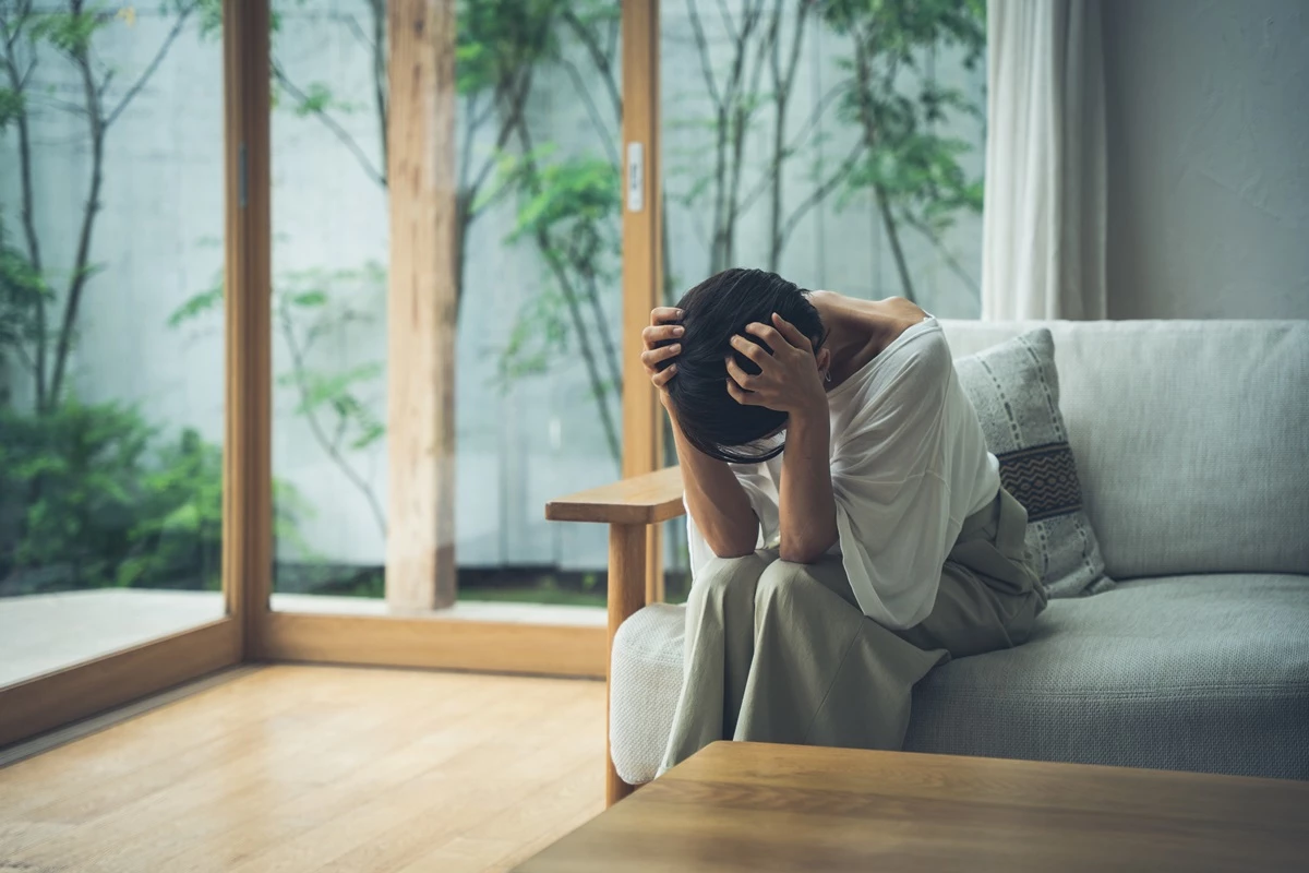 기사의 이해를 돕기 위해 층간소음으로 고통받는 사람의 모습을 담은 자료 사진이다. / polkadot_photo-shutterstock.com