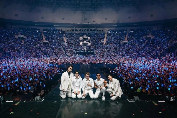 지난해 콘서트 당시 팬들과 인증샷을 찍고 있는 지오디 멤버들 / 이하 손호영 인스타그램