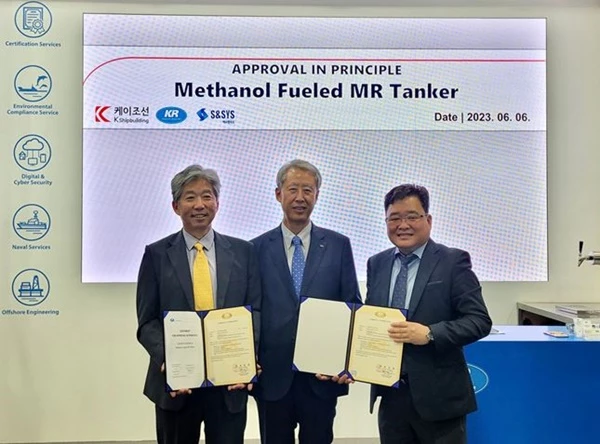 노르웨이 오슬로에서 진행 중인 노르쉬핑에 참가한 KR 전시회 부스에서      AIP 수여식을 열고 관계자가 기념사진을 촬영하고 있다.      (사진 좌측부터, 케이조선 장윤근 대표이사, KR 이형철 회장, 에스엔시스 배재혁 대표이사) / 사진제공=한국선급