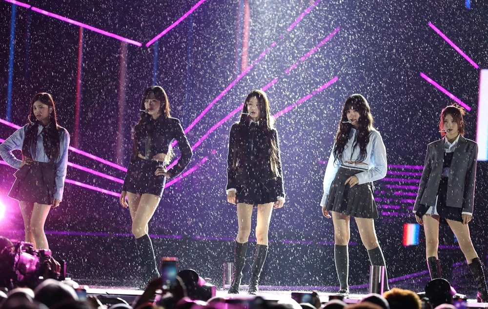 This is a scene of IVE performing in the pouring rain. / The following photos are sourced from NEWS1