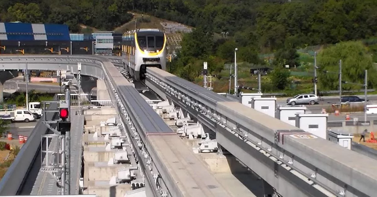 대구교통공사는 지난 6일 3호선 칠곡경대병원역 선로전환기 장애로 열차 운행이 중단된 사고 관련, 재발방지대책에 나섰다.사진은 점검 후 정상운행 모습/이하 대구시