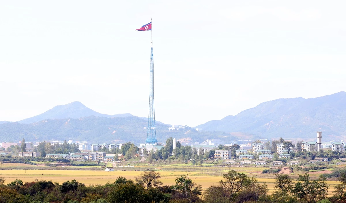 경기 파주시 판문점 3초소에서 바라본 북한 기정동 마을에 인공기가 펄럭이고 있다. / 뉴스1