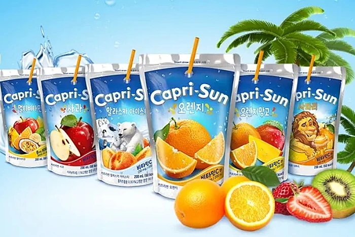 알루미늄 파우치에 과일 음료가 들어 있는 농심의 '카프리썬' / 농심