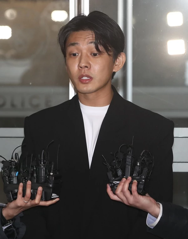 유아인이 지난 3월 서울 마포구 서울경찰청 마포청사에 출석해 마약 투약 혐의 관련 조사를 마치고 나오며 입장을 밝히고 있다. / 뉴스 1