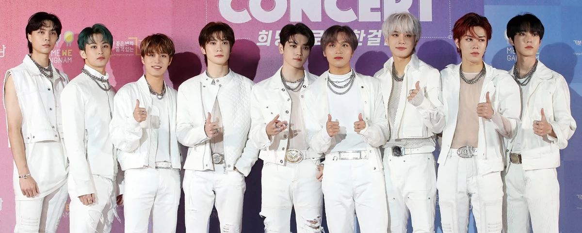 NCT127 쟈니(왼쪽부터), 마크, 태일, 재현, 태용, 해찬, 정우, 유타, 도영이 2021년 서울 강남구 코엑스 옥상 특설무대에 열린 '온택트 2021 영동대로 K-POP 콘서트’에서 포토타임을 갖고 있다.