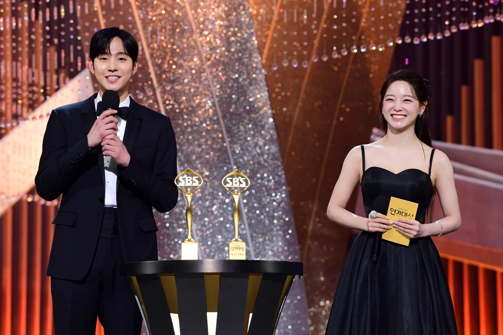 This is a picture of Ahn Hyo-seop from 2021 when he won the 'Best Couple Award' with actress Kim Yoo Jung for the drama 'Lovers of the Red Sky'. Kim Sejeong stood on stage as the presenter.
