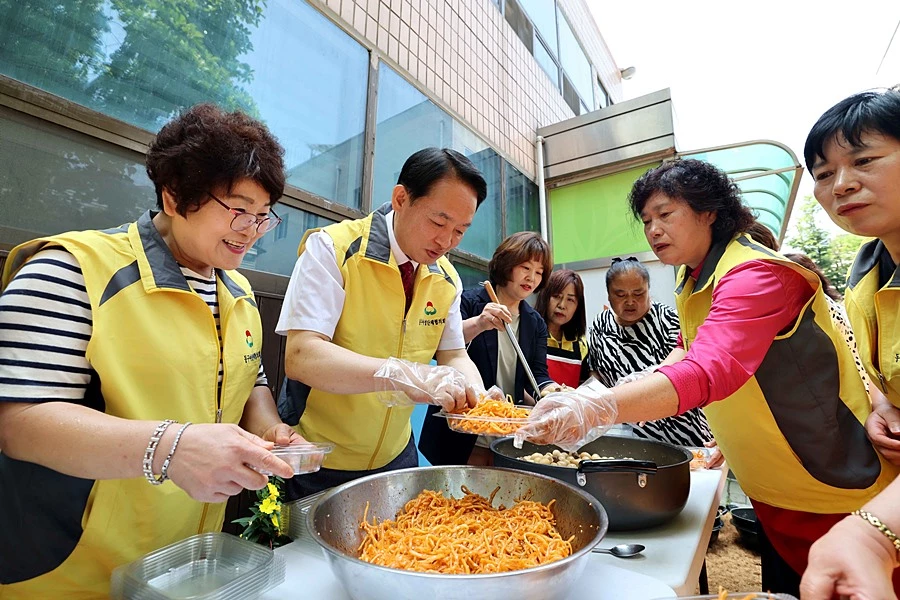 김찬진 동구청장(왼쪽 두번째)