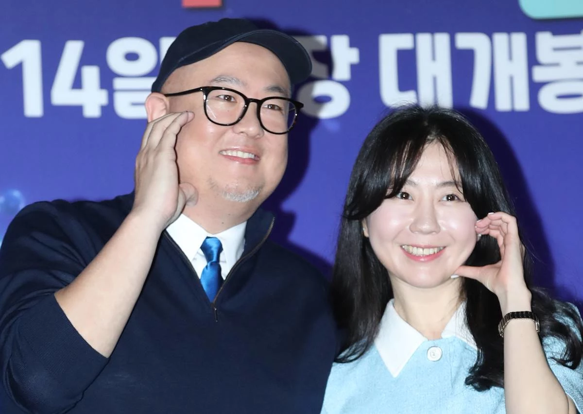 피터 손 감독과 이채연 애니메이터(오른쪽)가 지난달 30일 서울 용산CGV에서 열린 디즈니·픽사 애니메이션 '엘리멘탈' 기자간담회에서 포즈를 취하고 있다. / 뉴스1