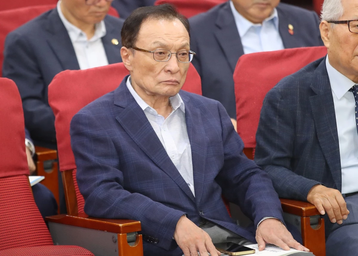 이해찬 더불어민주당 상임고문이 지난 14일 오전 서울 여의도 국회 의원회관에서 열린 6.15 남북공동선언 23주년 기념 토론회에 참석해 사회자의 발언을 경청하고 있다. 2023.6.14 / 이하 뉴스1