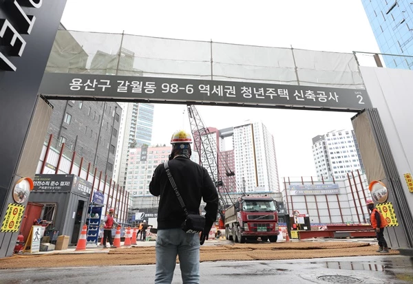 이하 서울 용산구 갈월동에 건설 중인 역세권 청년주택 건설 현장의 모습.   / 이하 뉴스1