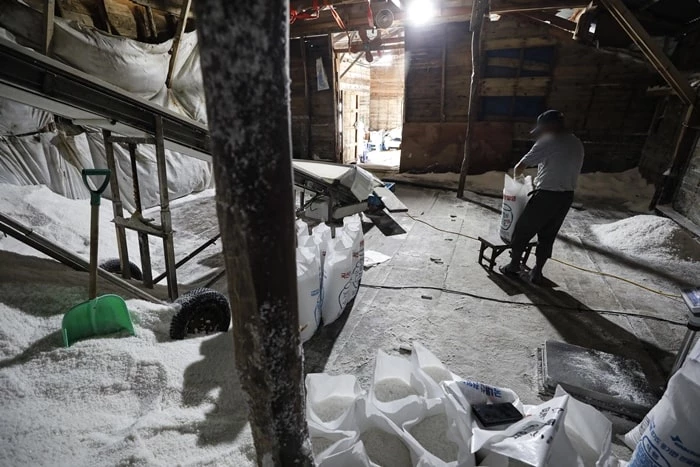 바닥이 드러난 소금창고 / 이하 뉴스 1