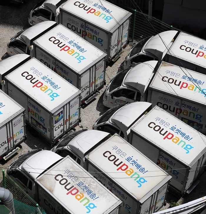 쿠팡 배송트럭이 주차돼 있다.