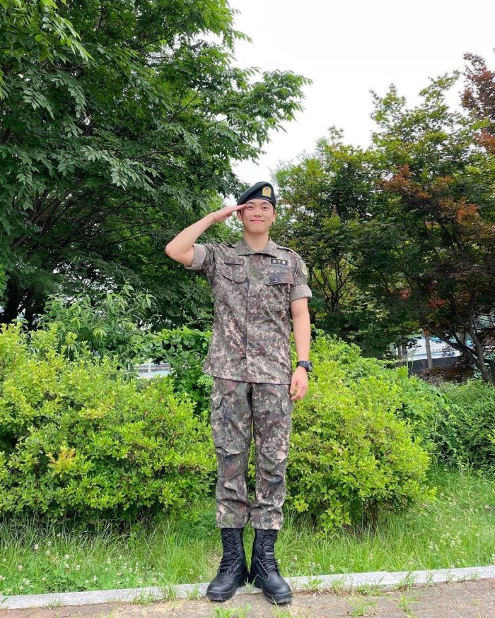 엠케이가 전역했다. / 이하 온앤오프 공식 인스타그램