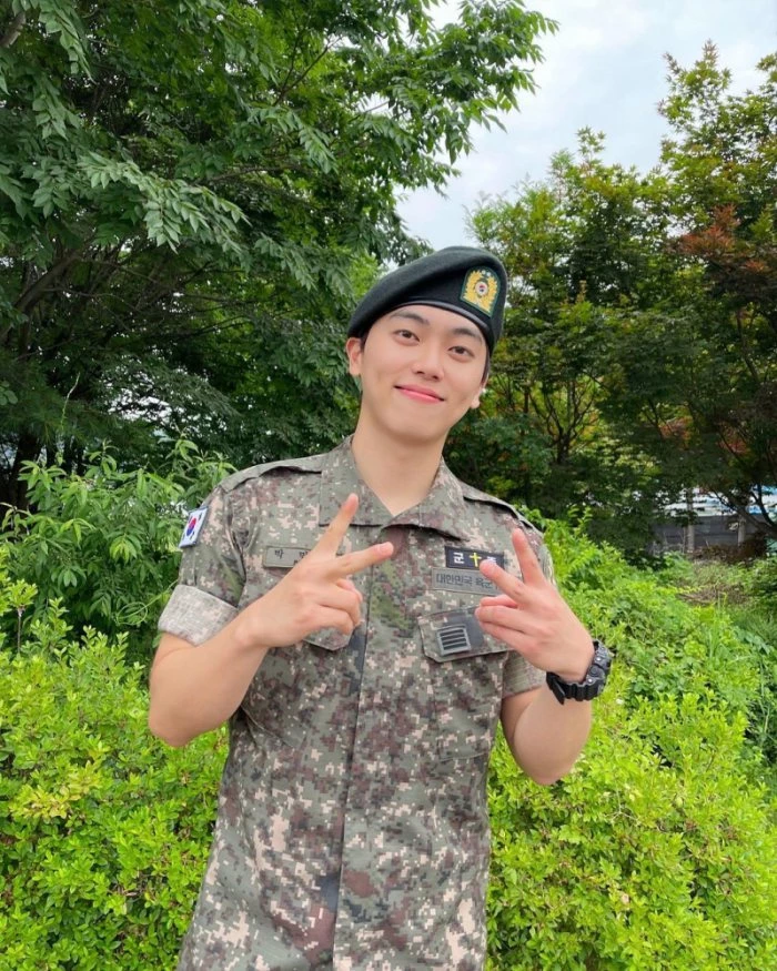 엠케이가 팬들에게 인사를 건넸다.