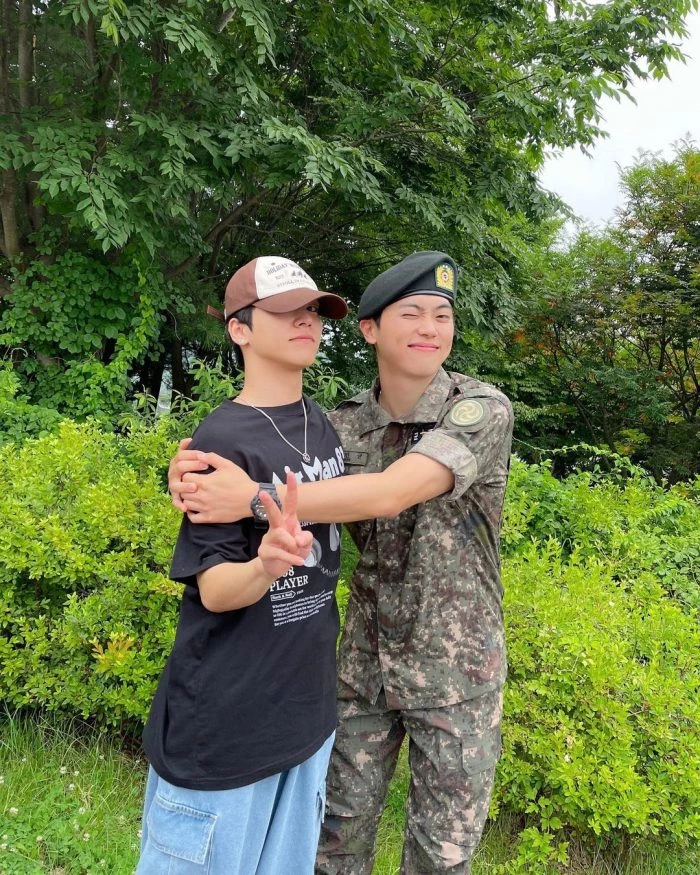 엠케이를 마중하러 간 유(왼쪽).