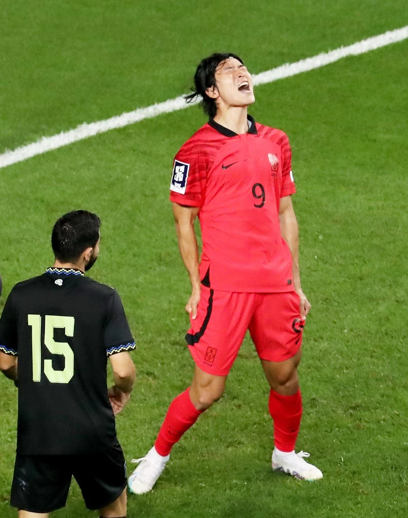 득점 찬스를 놓친 조규성이 아쉬워하고 있다. / 이하 뉴스1
