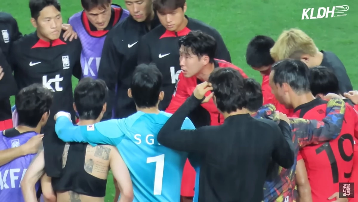 엘살바도르전 직후 선수들을 모은 클린스만호 주장 손흥민 / 유튜브 '동현kldh'