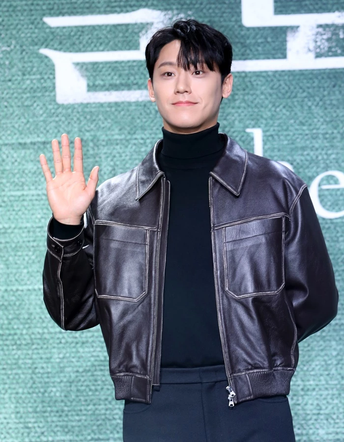 이도현이 넷플릭스 드라마 '더 글로리' 제작발표회에서 포즈를 취하고 있다.