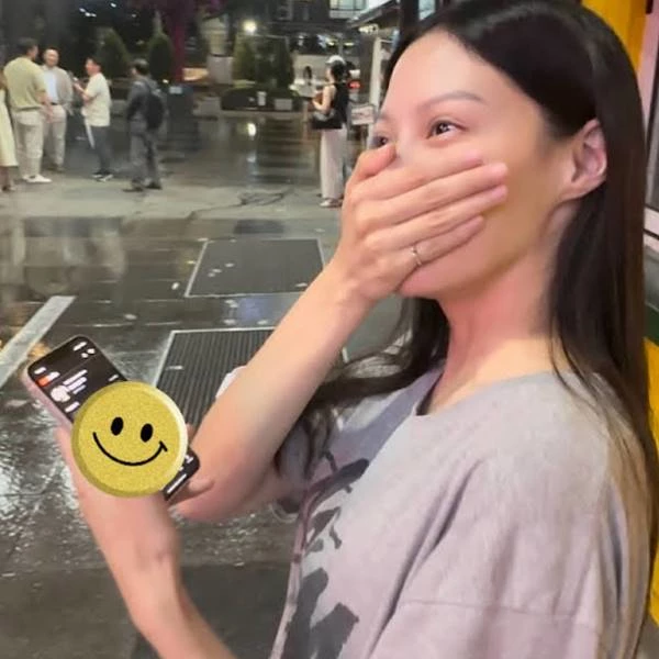 조민 씨는 지난 21일 유튜브 채널 커뮤니티에 이 소식을 전하며 '어젯밤에 비오는 길거리 산책하다가 실시간으로 지켜보고 너무 감동 받아서 할 말을 잃었다”며 “다시 한 번 감사하다”고 밝혔다. / 이하 쪼민 minchobae, 유튜브