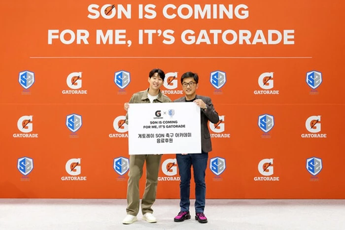 손흥민과 박제이콥수영 한국펩시콜라 대표가 글로벌     앰배서더     협약 체결 후 기념 촬영을 하고 있다. / 게토레이 제공