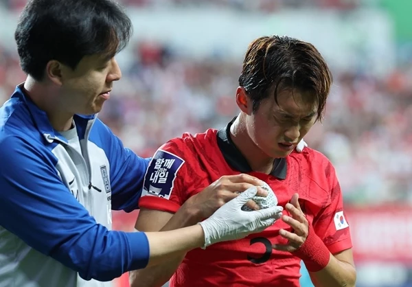 김진수가 지난 20일 열린 축구 국가대표팀 평가전 한국과 엘살바도르의 경기에서 고통스러워하며 그라운드 밖으로 걸어나가고 있다. / 연합뉴스