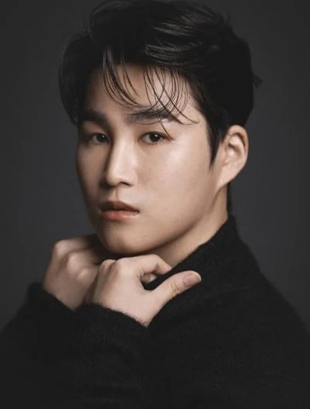모코이엔티가 가수 김희재와 소속사 초록뱀이앤엠을 상대로 제기한 손해배상청구 사건의 첫 재판이 오는 7월 6일 진행된다. / 이하 모코이엔티