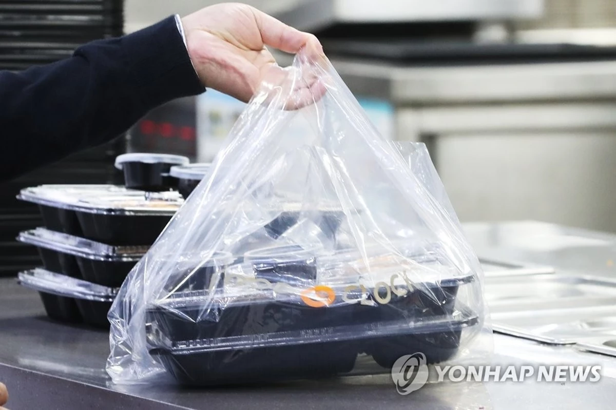 식당에서 한 시민이 주문한 음식을 포장해가고 있다. / 연합뉴스