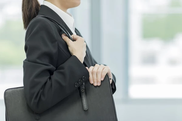 출근하고 있는 여성 자료 사진 / sukiyaki-shutterstock.com