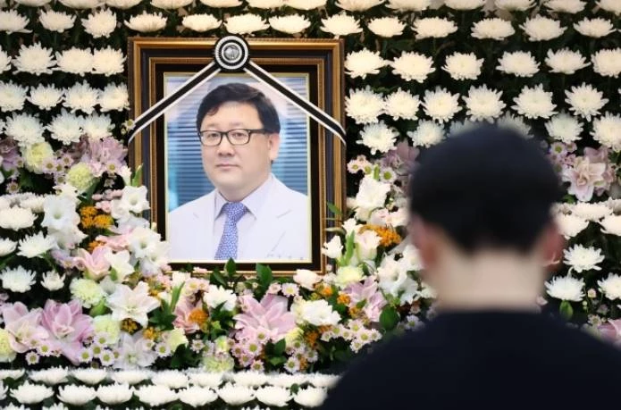 지난 19일 고 주석중 교수 장례식에 추모객들이 조문하고 있다. / 연합뉴스