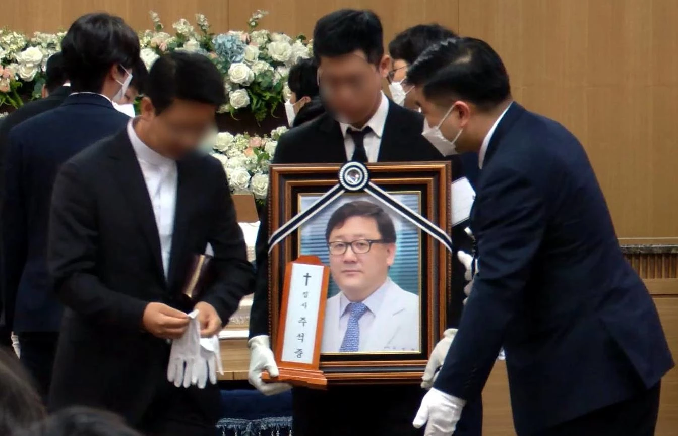 20일 오전 서울 송파구 서울아산병원 장례식장에서 고 주석중 아산병원 심장혈관흉부외과 교수의 발인이 엄수되고 있다. / 뉴스1