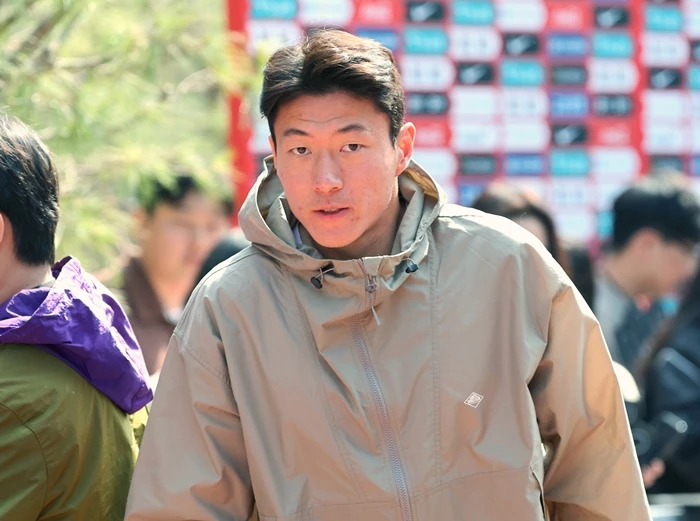 황의조가 소집 훈련을 경기 파주트레이닝센터(NFC)에 들어서고 있다.
