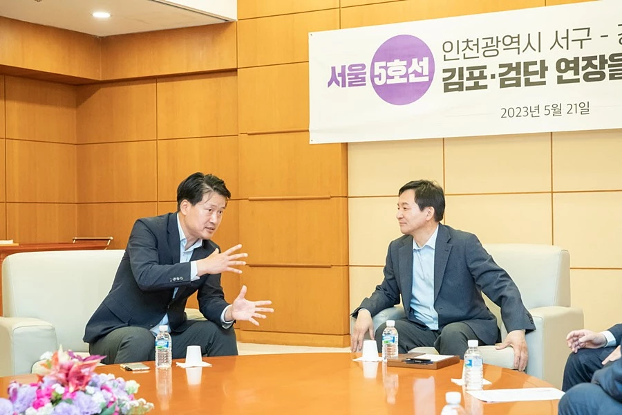 5호선 연장사업 협약식에서 원희룡 국토부장관과 대화를 나누는 강범석 청장