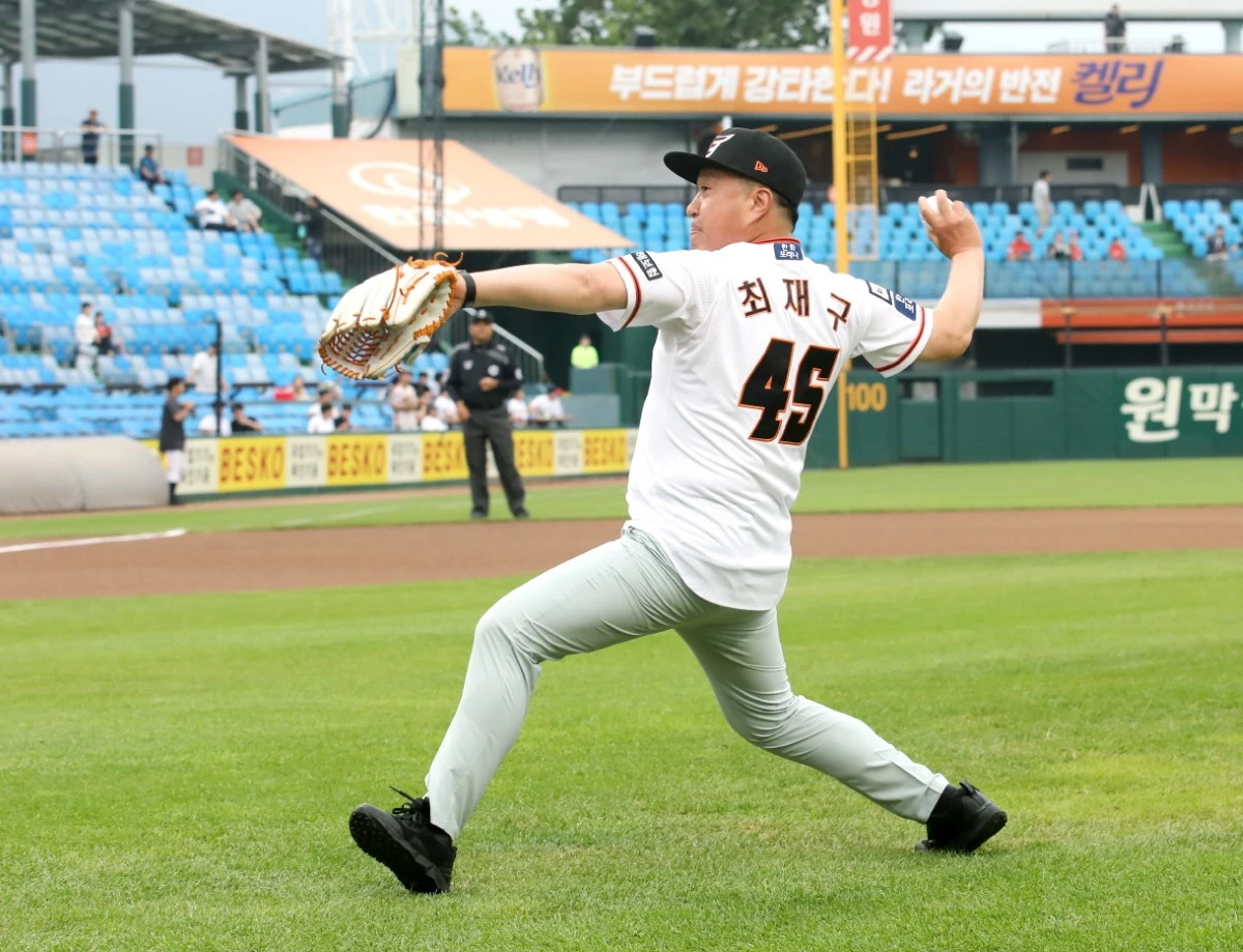 최재구 예산군수의 시구 모습 / 예산군