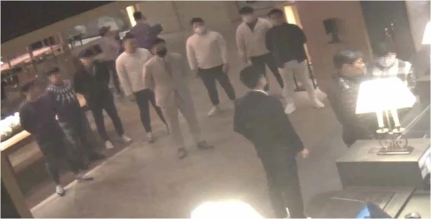 2020년 10월 서울 한남동 그랜드하얏트호텔에서 세를 과시하는 수노아파 조직원들. / 이하 서울중앙지검 제공