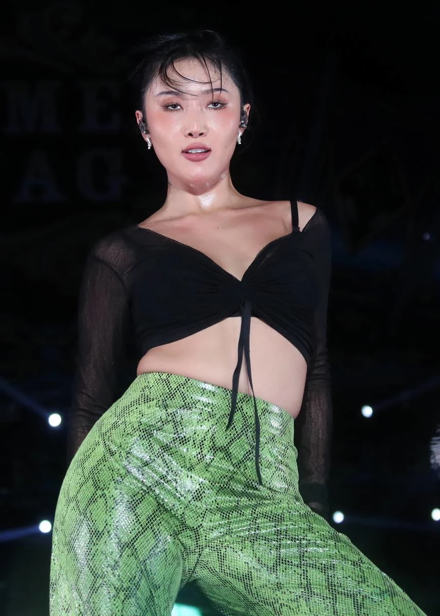 가수 화사가 지난달 30일 서울 잠실 주경기장에서 가진 '싸이 흠뻑쇼 SUMMER SWAG 2023'에서 싸이 소속사 피네이션과 계약서 체결을 한 뒤 화려한 무대를 선보이고 있다/ 뉴스1