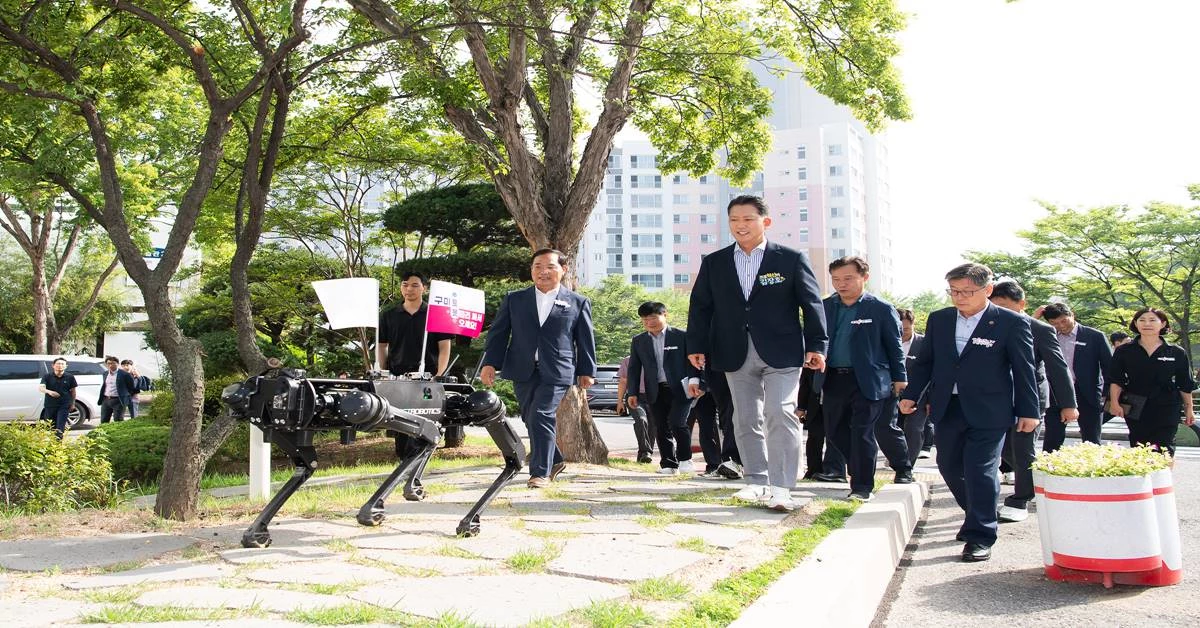 지난해 7월 1일‘새희망 구미시대’라는 슬로건과 함께 출범한 '김장호 구미시정'이 민선8기 2년차를 맞아 로봇과 함께 하는 출근길을 통해 새 각오를 다졌다. 사진은 4족로봇과 3일 출근하는 김장호 구미시장/이하 구미시