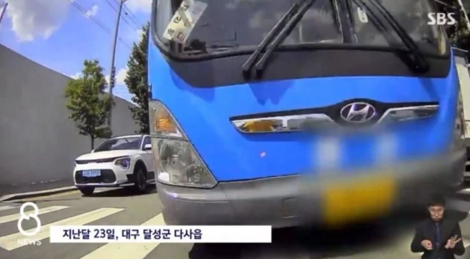 대구에서 시내버스 기사가 대낮에 만취 상태로 버스를 운행하다가 오토바이를 들이받는 사고를 냈다. 이 사고로 오토바이 운전자와 버스 승객 등 2명이 다쳤다. / 이하 SBS '8 NEWS'