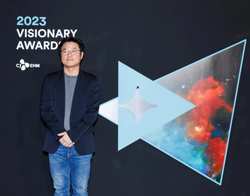 나영석 PD가 지난 1월 '2023 비저너리 어워즈' 레드카펫 행사 포토월에서 포즈를 취하고 있다. / 뉴스 1