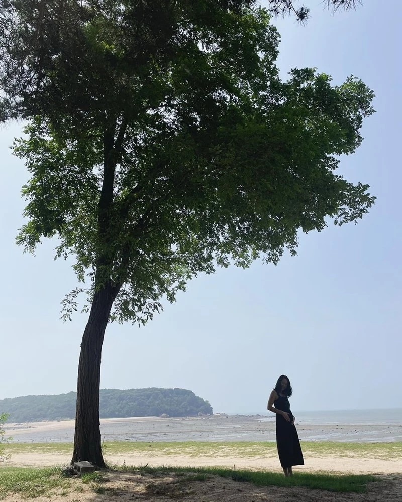 윤진서가 SNS를 통해 임신 소감을 전하고 있다.