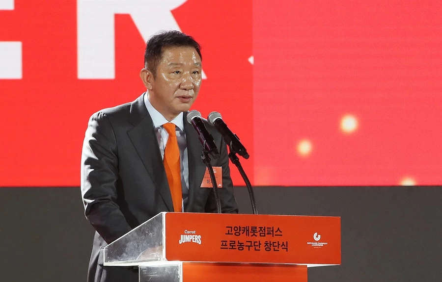 이하 허재 데이원스포츠 대표가 지난해 25일 경기도 고양특례시 일산서구 고양체육관에서 열린 남자 프로농구 '고양 캐롯 점퍼스' 창단식에서 창단포부를 발표하고 있다. / 이하 뉴스1