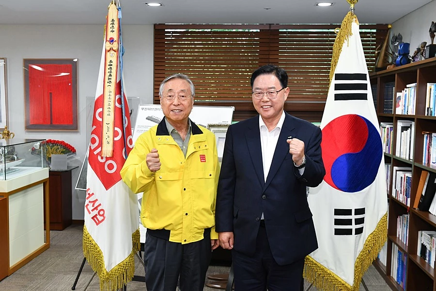 강수현 양주시장(오른쪽)과 ㈜아성다이소 박정부 회장