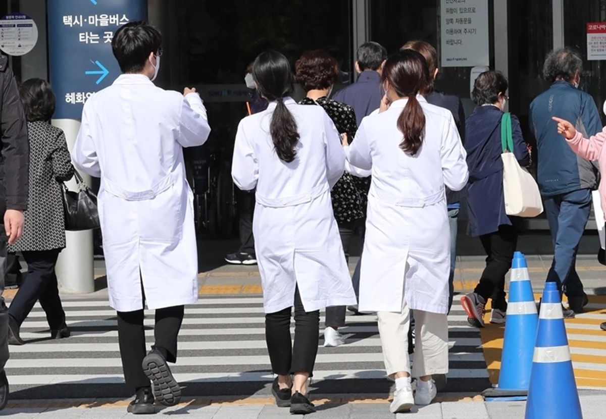 서울 종로구 서울대병원에서 의료진들이 분주하게 움직이고 있다. / 뉴스1