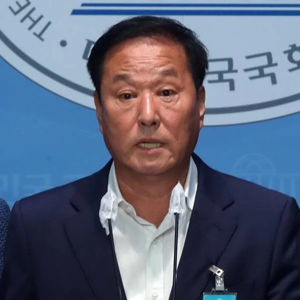 더불어민주당 소속 정동균 전 양평군수. 그는 자택 공터를 구입한 것과 관련해 “우리 집 진입로가 사유지라서 이곳을 사 놓지 않으면 문제가 될 것이란 이웃 할머니의 말에 따라 어쩔 수 없이 사게 된 것”이라고 주장했다. / 뉴스1