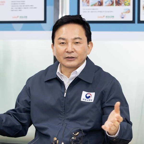 원희룡 국토교통부 장관이 10일 오전 세종시에서 열린 타워크레인 안전점검 간담회에 참석한 모습. 그는 간담회 직후 언론 인터뷰에서 서울~양평 고속도로 대안이 제시된 것과 관련, '불필요한 의혹과 정치공세로 지금은 할 수 없다'며 고속도로 재추진 불가 입장을 재확인했다. / 뉴스1