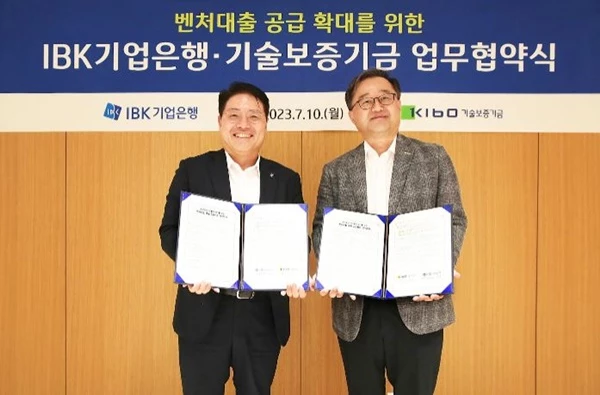 김영갑 기술보증기금 이사(사진 오른쪽)와 김인태 IBK기업은행 부행장(사진 왼쪽) / 사진=기보