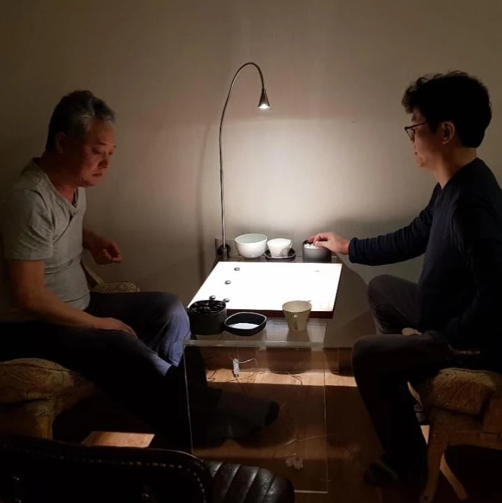 It is a scene of composer Ha Kwanghoon and CEO Jeon Hong-jun playing a game of Go /     Ha Kwanghoon's Facebook