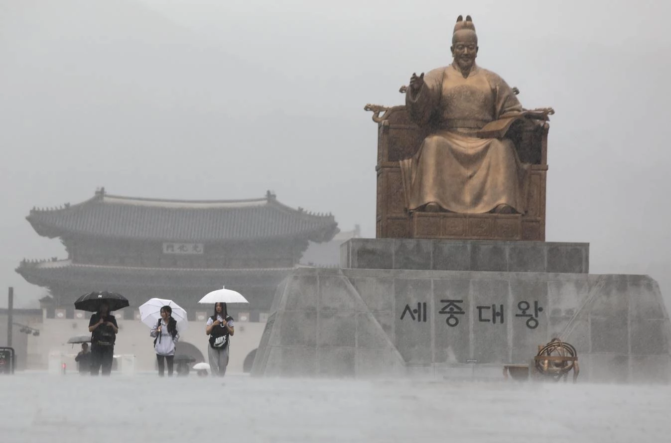 서울 광화문광장에서 우산을 쓴 시민들이 장대비를 피해 발걸음을 재촉하고 있다. 2023.7.11.