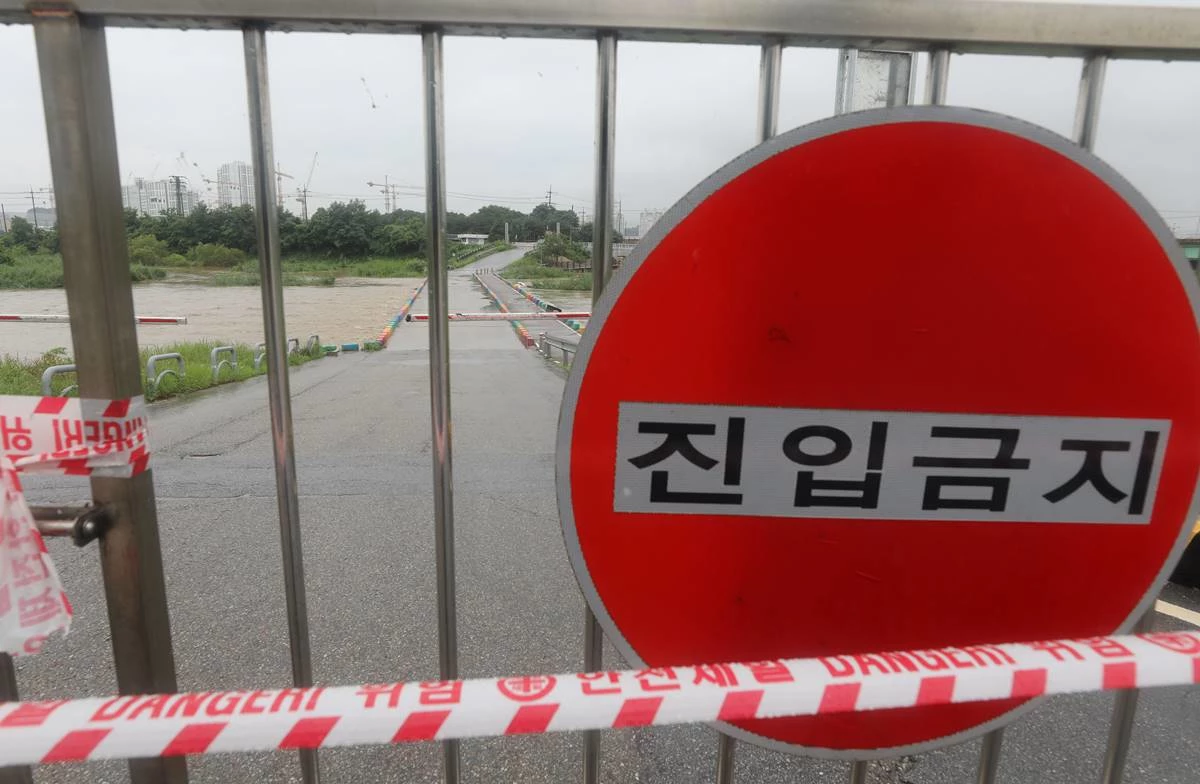 수도권 일대에 호우주의보가 발효된 지난 13일 경기 오산시 오산천 잠수교가 통제되고 있다